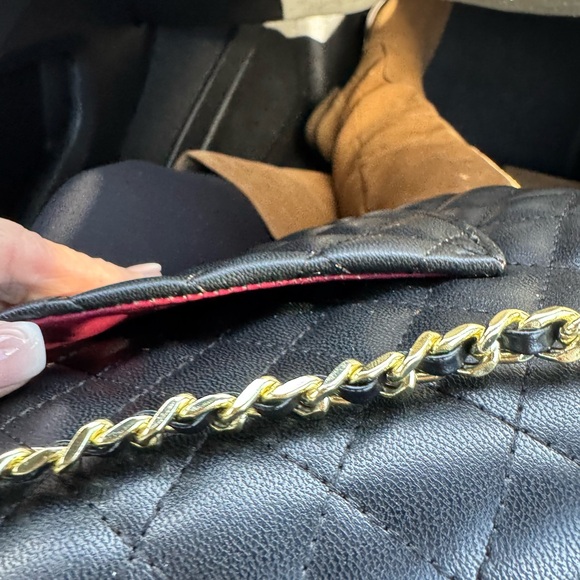 Elegant Black Quilted Shoulder Bag with Gold Details - Picture 4 of 7